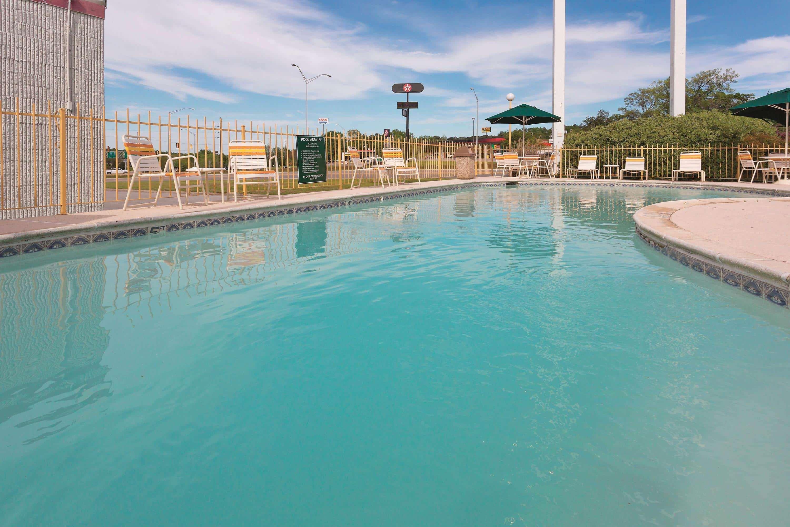 Baymont By Wyndham Meridian Extérieur photo