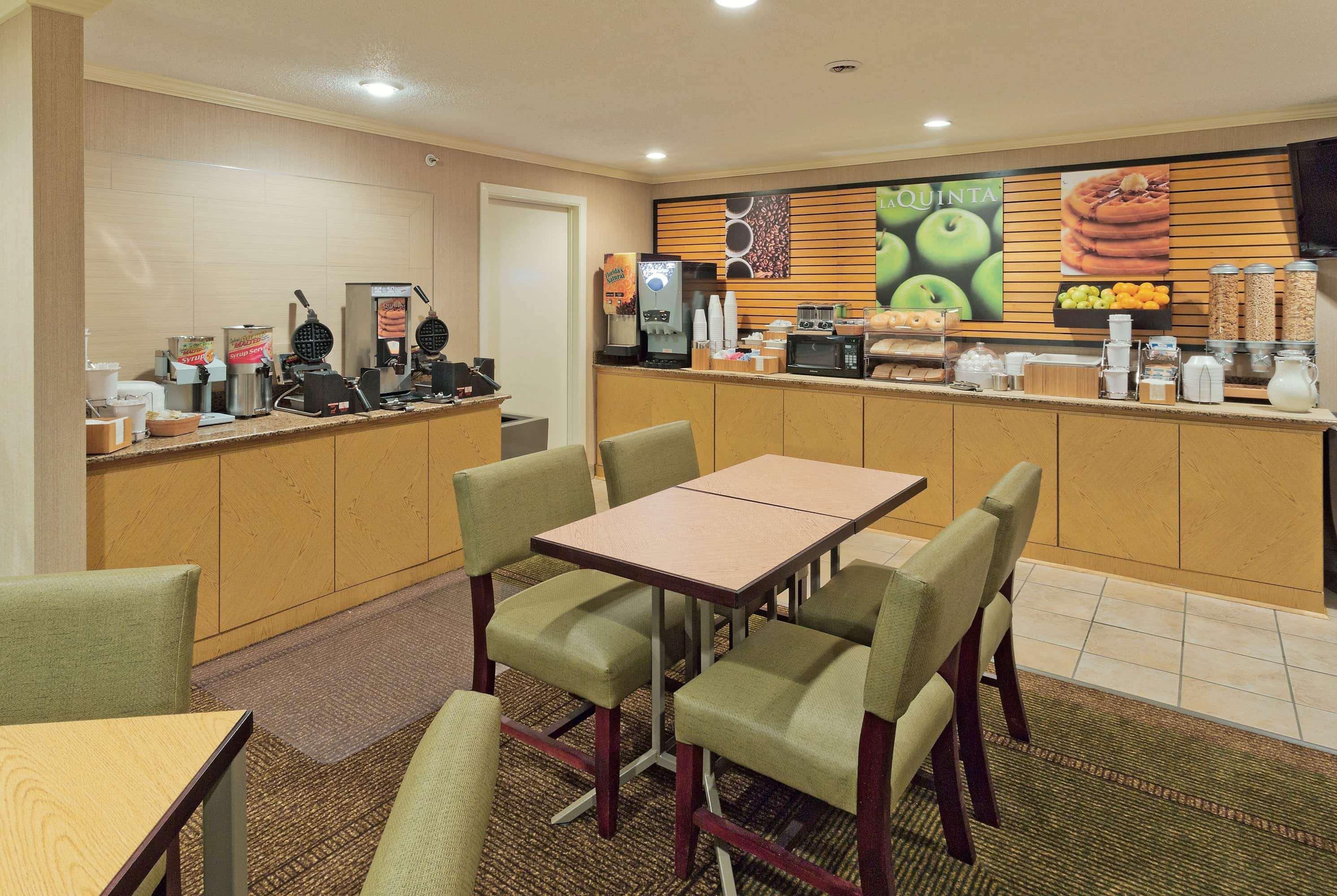 Baymont By Wyndham Meridian Extérieur photo