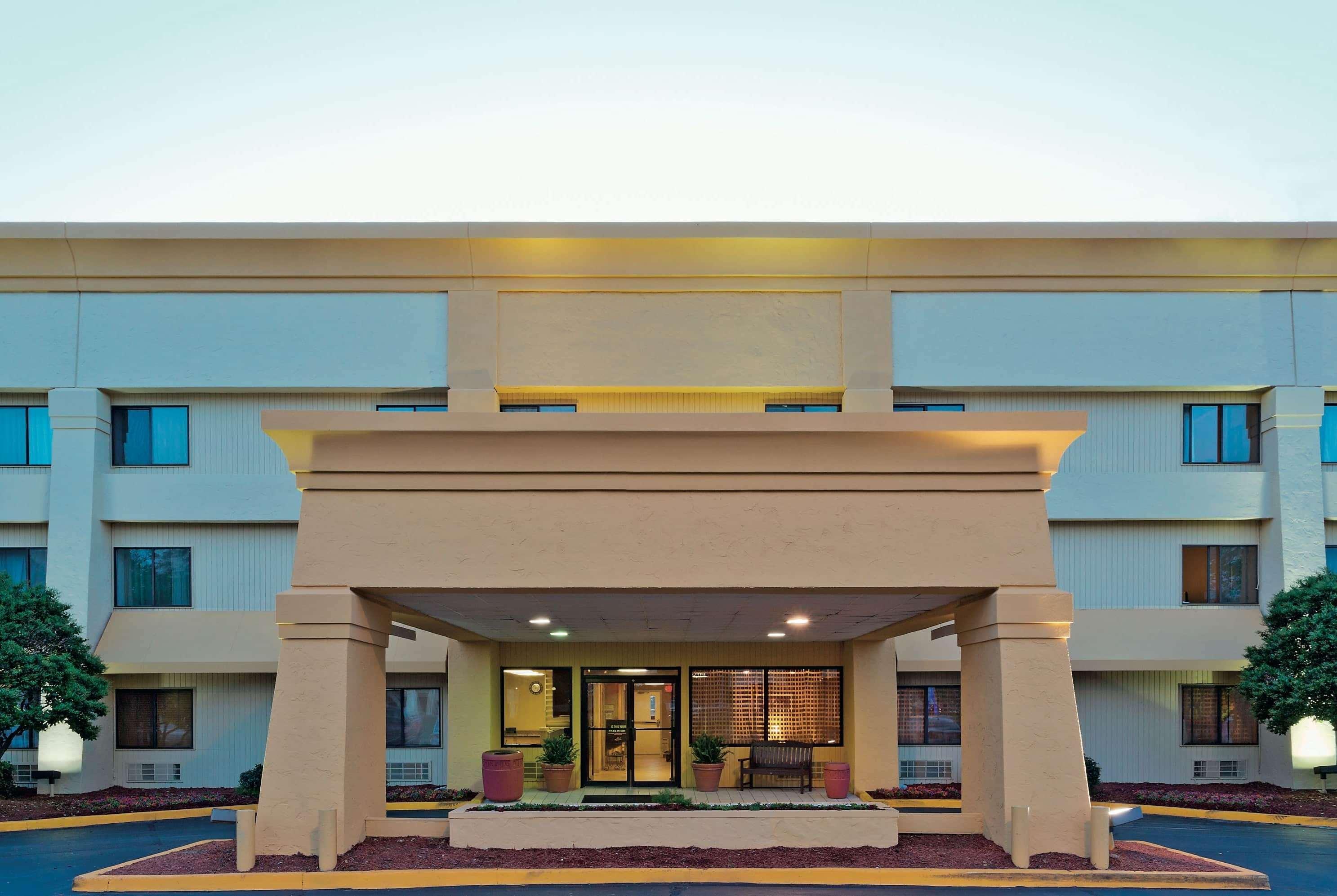 Baymont By Wyndham Meridian Extérieur photo