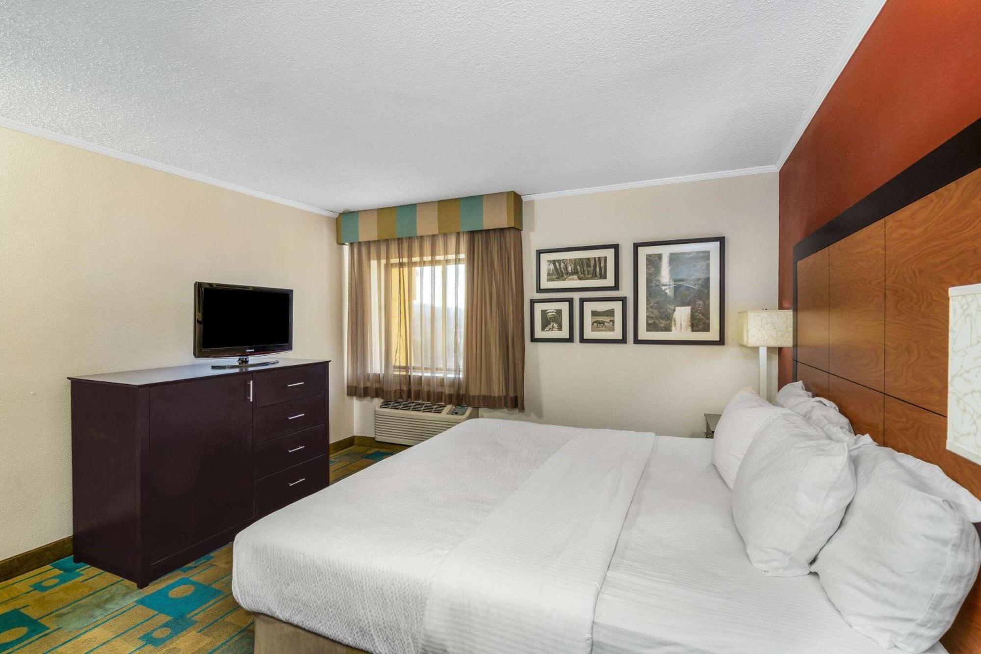 Baymont By Wyndham Meridian Extérieur photo