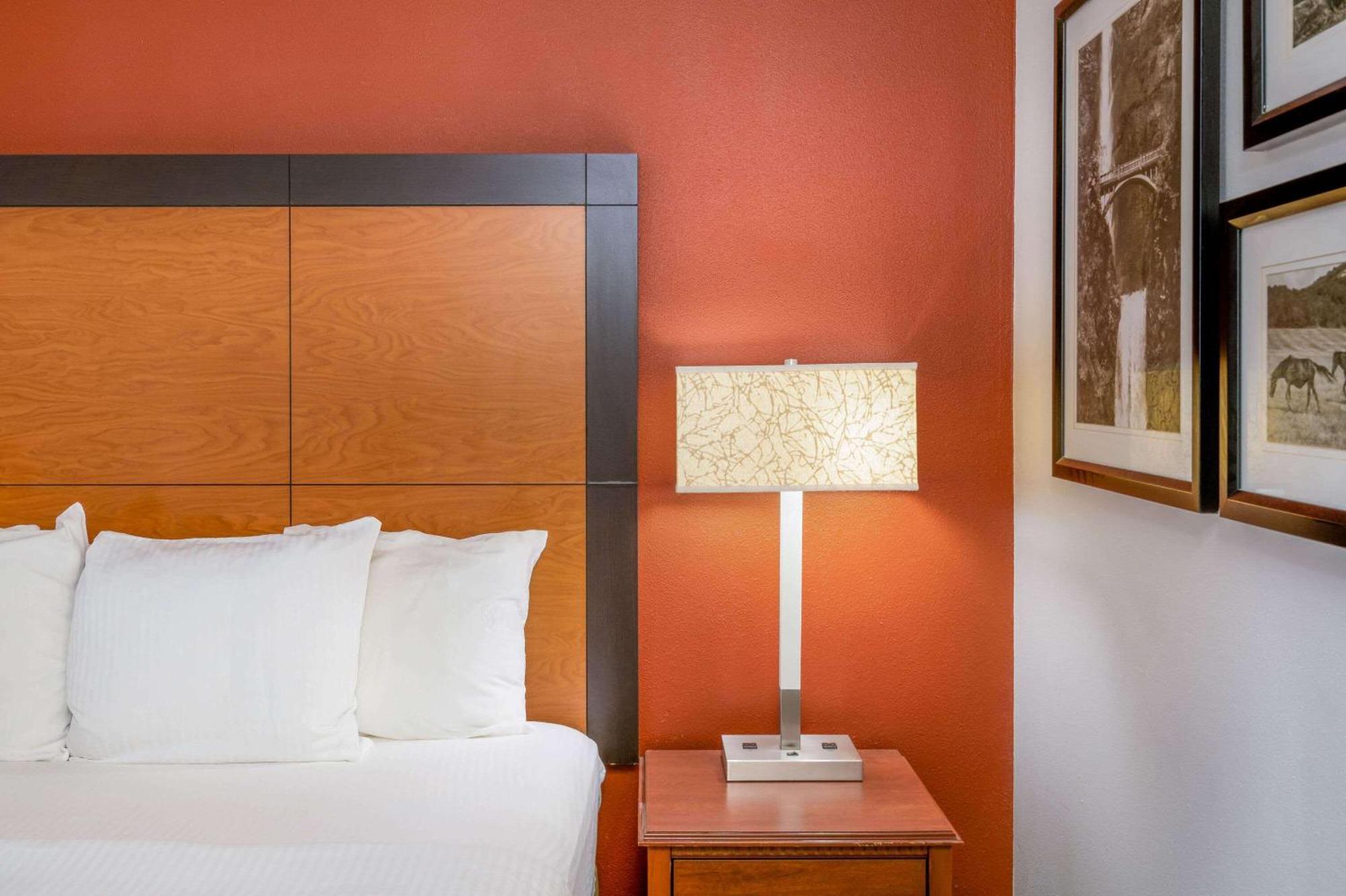Baymont By Wyndham Meridian Extérieur photo
