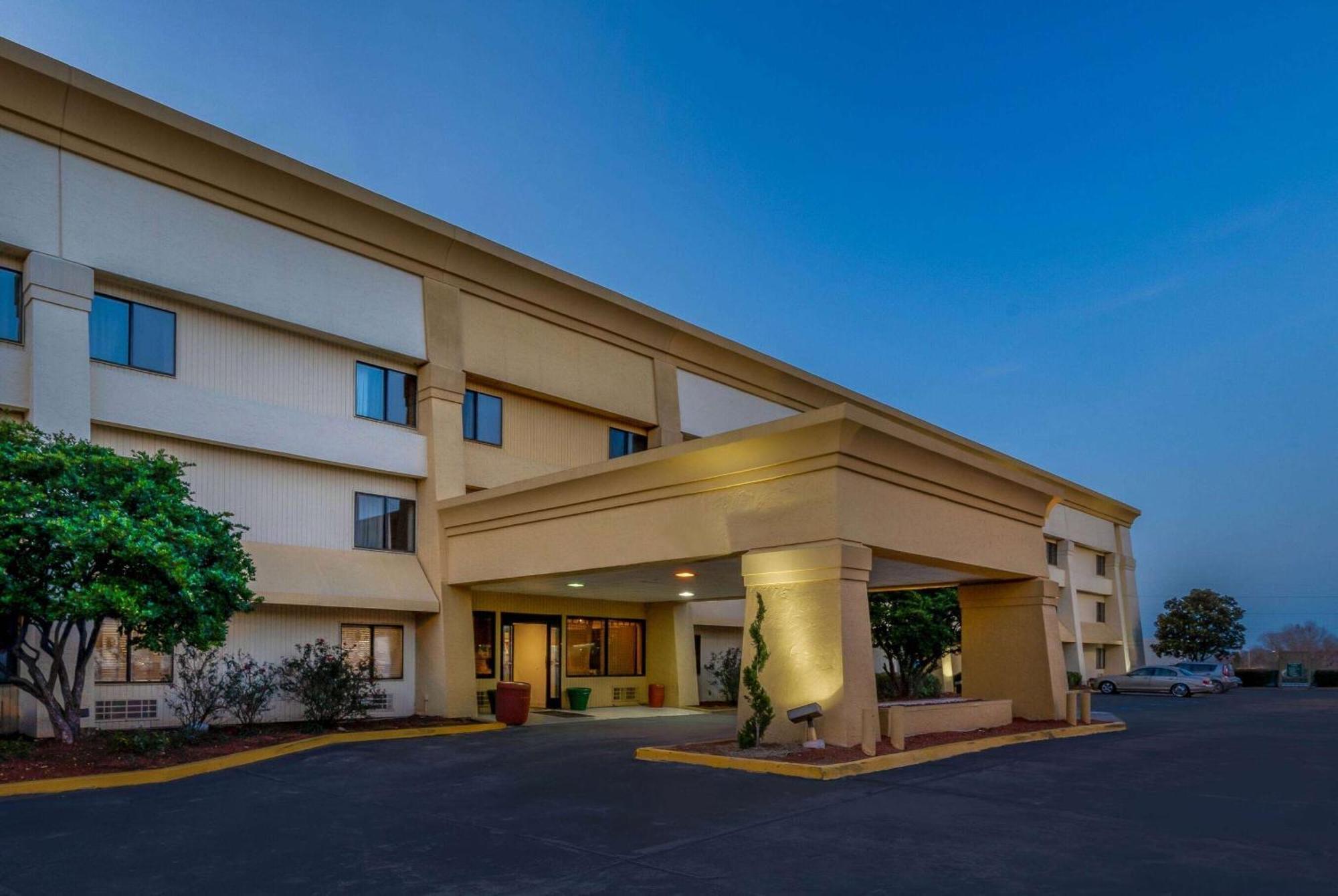 Baymont By Wyndham Meridian Extérieur photo
