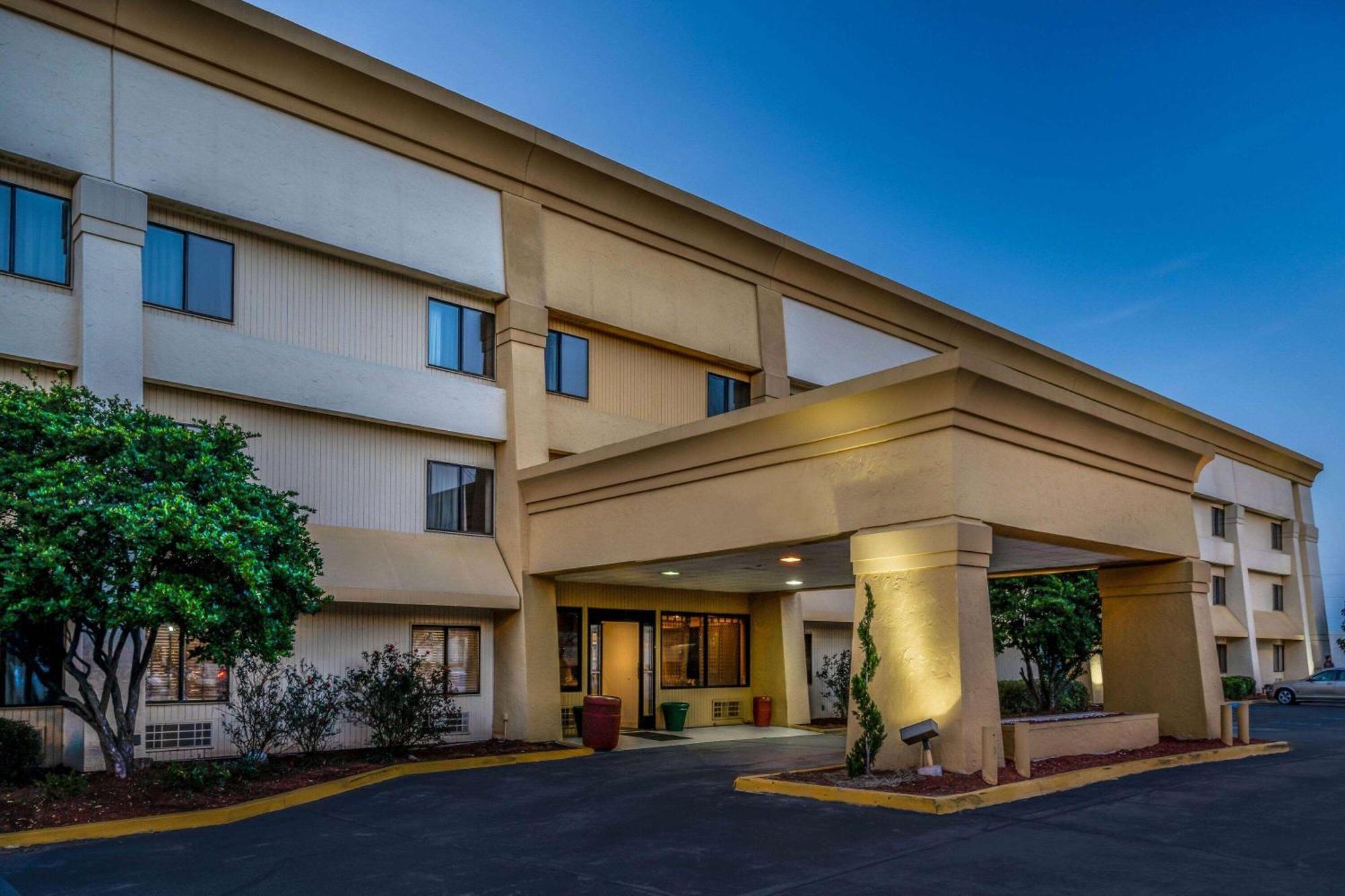 Baymont By Wyndham Meridian Extérieur photo