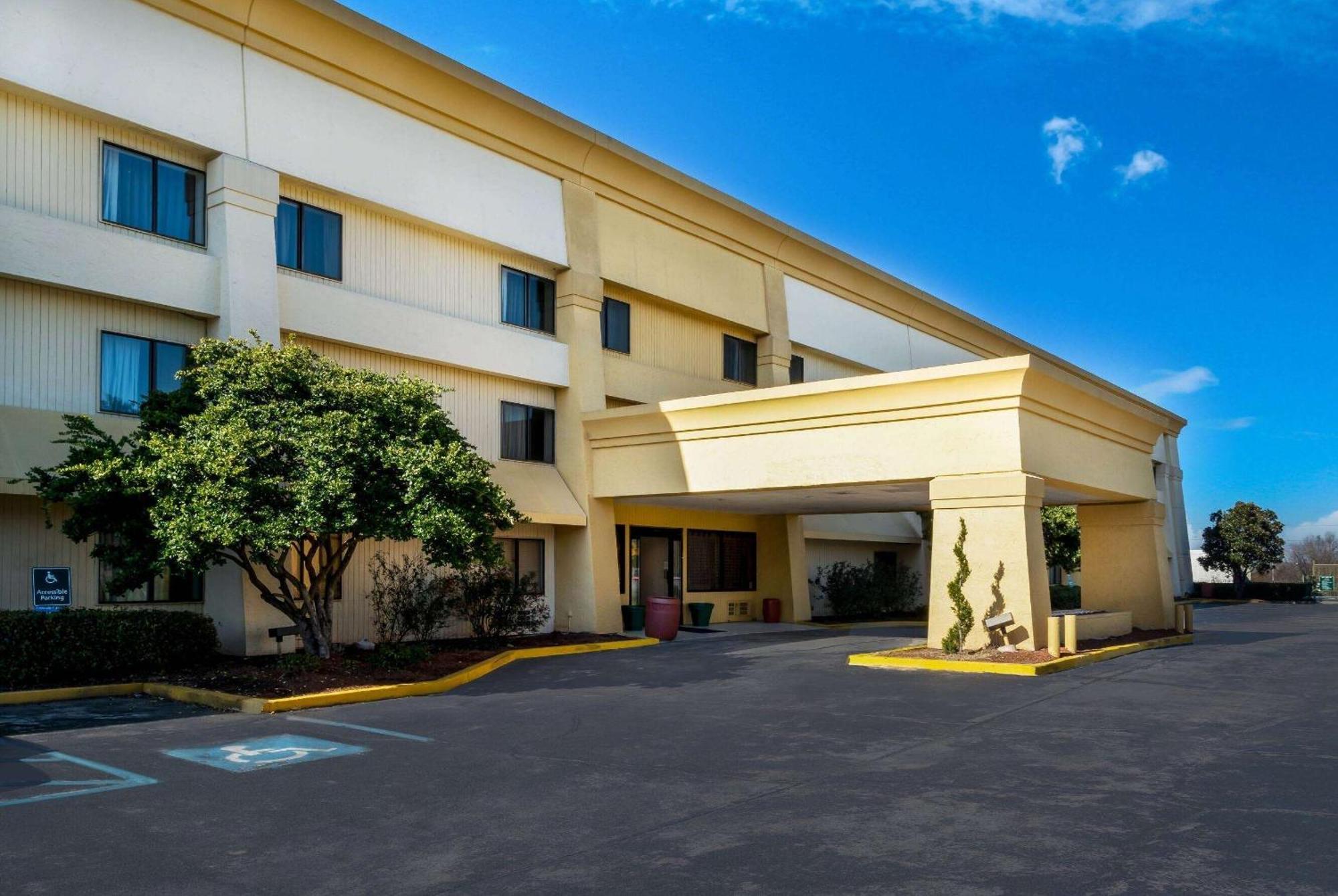Baymont By Wyndham Meridian Extérieur photo